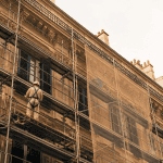 nouvelle loi ravalement de façade sur immeuble haussmannien en travaux