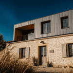 Surélévation maison ancienne contemporaine en pierre et bois