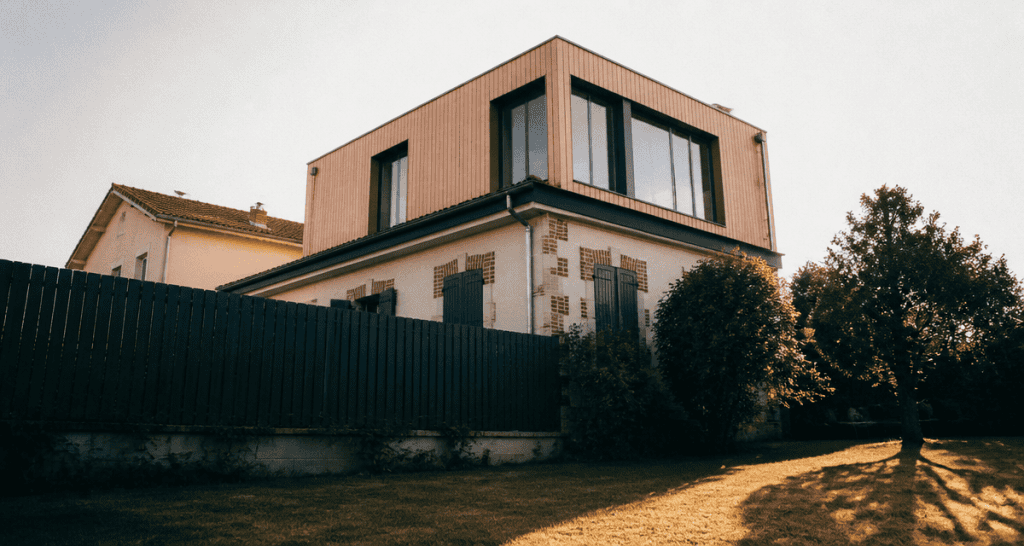Surélévation maison et voisinage, étage ajouté moderne