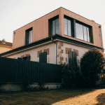 Surélévation maison et voisinage, étage ajouté moderne