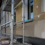 Crepi isolant sur façade en rénovation avec panneaux isolants et sous-enduit