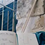 Isoler un mur en pierre : panneau fibre de bois et détail pont thermique près d’une menuiserie