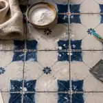 nettoyer peinture sur carrelage avec outils
