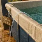 Vider une piscine avec un tuyau : siphon en action, niveau d’eau baisse