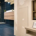 Cacher des tuyaux dans une salle de bain : coffrage discret avec trappe d’accès