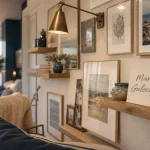 Décorer mur blanc avec mur galerie de cadres et étagères flottantes