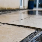 Fuite terrasse carrelée : joints fissurés et étanchéité sur carrelage terrasse