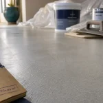 Prix du béton ciré au m2 : sol en béton ciré minéral gris, trame et lissage visibles