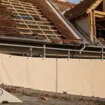 Toiture à refaire : tuile déposée et échafaudage de chantier