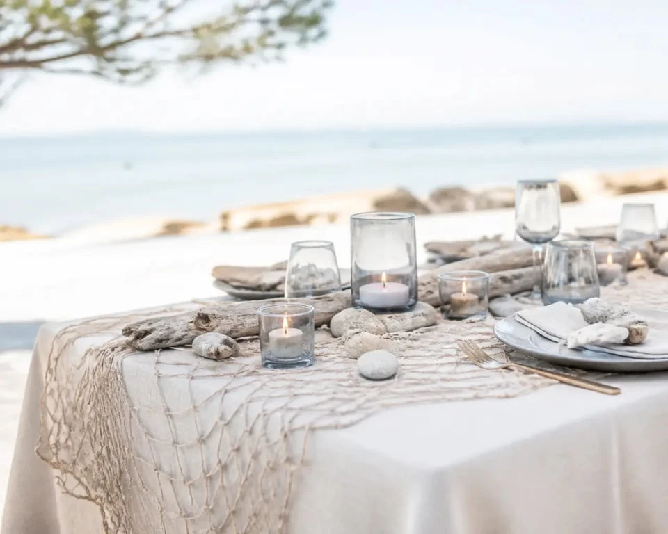 Filet peche deco posé sur une table de buffet estivale