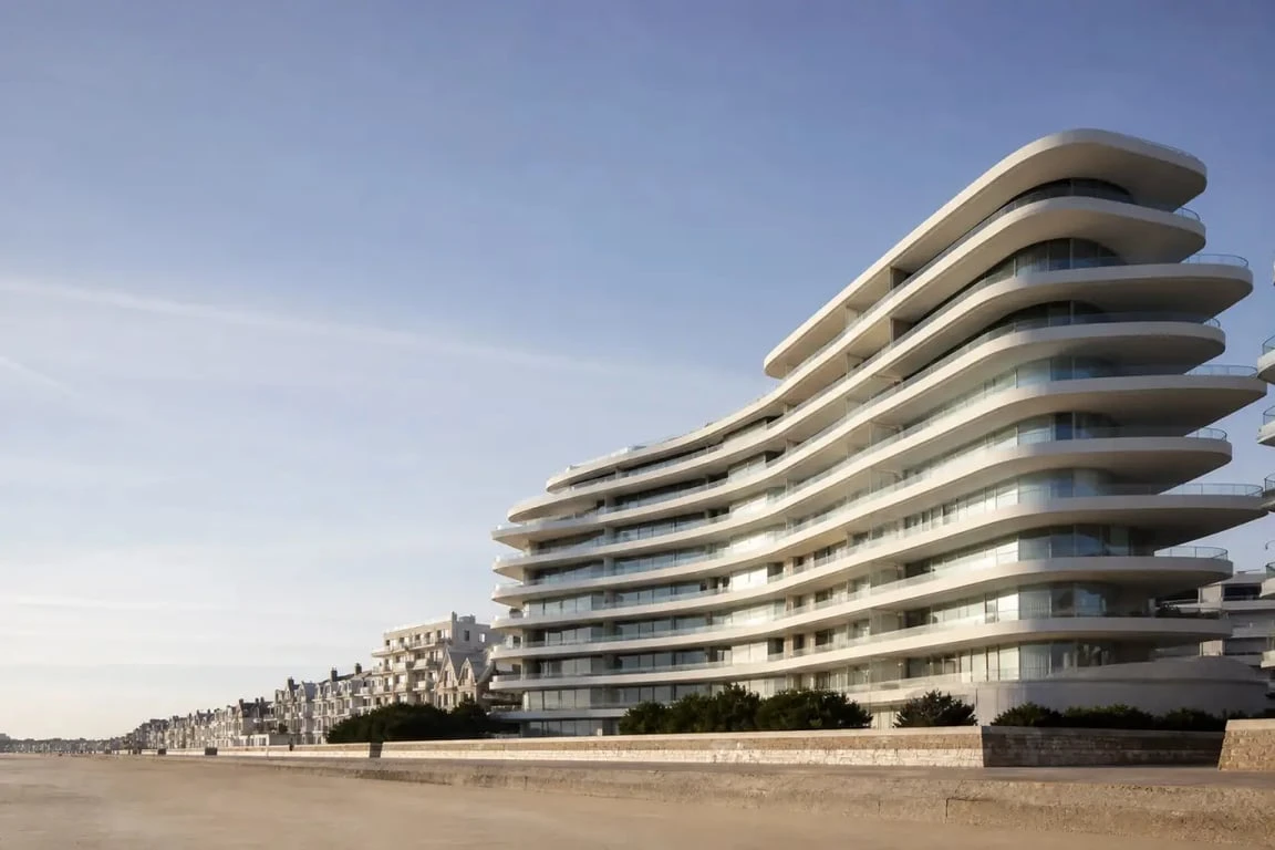 Immeuble Vague La Baule architecte Pierre Doucet, façade ondulante sur le remblai face à l’océan