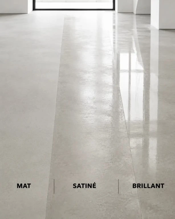 Comparaison des finitions d’un sol béton ciré mat, satiné et brillant